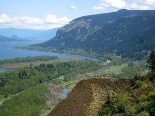 800px-Columbia_river_gorge_from_crown_point